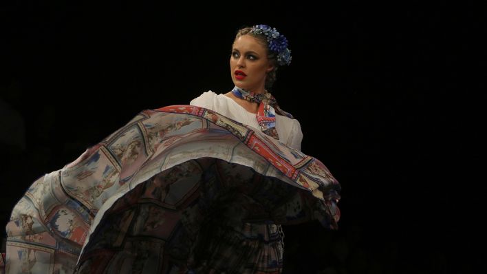 Symbolbild: Eine Flamenco-Tänzerin dreht sich mit ihrem prachtvollen Kleid. (Quelle: dpa/L. Carnero)