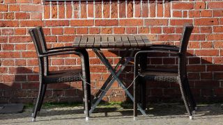 Leere Stühle und Tische vor einem geschlossenen Cafe im Holländischen Viertel in Potsdam aufgrund der Verbreitung des Coronavirus (Quelle: imago-images/Martin Müller)
