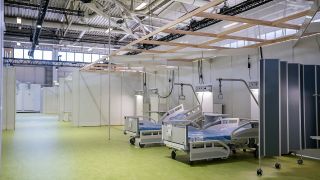 Erste leere Betten stehen im Corona-Behandlungszentrum Jaffestraße. In den Hallen der Messe Berlin entsteht derzeit ein Behandlungszentrum für Cornona-Kranke für den Fall, dass die Kapazitäten in den Krankenhäusern der Hauptstadt nicht mehr ausreichen. (Quelle: dpa/M. Kappeler)