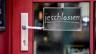 Berlin: Ein Schild an der Eingangstür an einer Kneipe mit der Aufschrift "jeschlossen". (Quelle: dpa/Britta Pedersen)