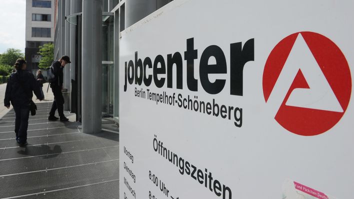 Ein Schild weist auf das Jobcenter Tempelhof-Schöneberg hin. (Quelle: dpa/J. Kalaene)