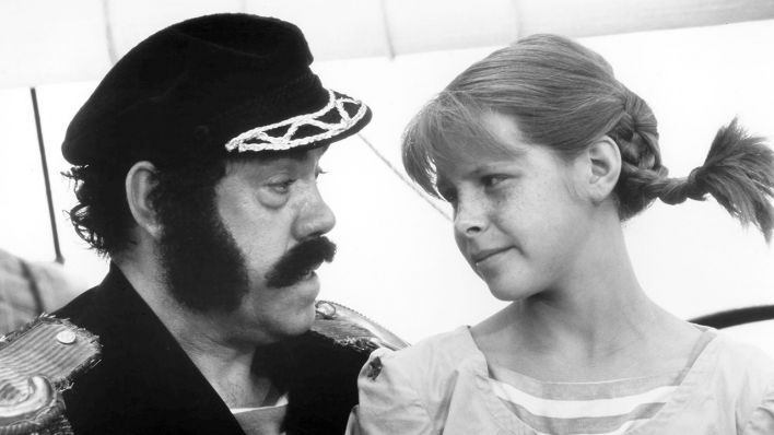 Archivbild: Pippi Langstrumpf, gespielt von Tami Erin, mit ihrem Vater Efraim, gespielt von John Schuck., in einer Verfilmung des weltbekannten Kinderbuchs der schwedischen Autorin Astrid Lindgren aus dem Jahr 1988. (Quelle: dpa/E. Goldschmidt)