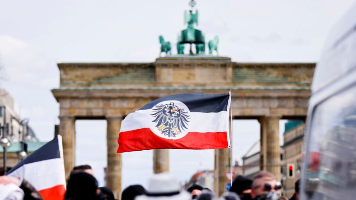 Teilnehmer an einer Demonstration von Rechtsextremisten und 'Reichsbürgern' vor dem Brandenburger Tor und der Straße des 17. Juni. Berlin, 20.03.2021 (Quelle: dpa/Jean MW/Geisler-Fotopress)