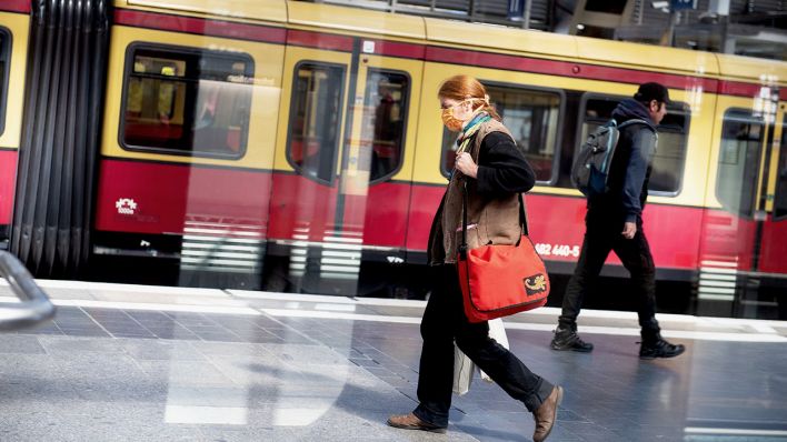 Symbolbild: Menschen auf dem Bahnsteig gehen an einer S-Bahn vorbei. (Quelle: dpa/Z. Scheurer)