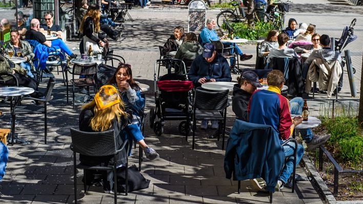 Am 15.04.2020 sitzt eine Gruppen an Menschen in einem Outdoor-Restaurant in Stockholm, Schweden (Bild: dpa/Maxim Thore)