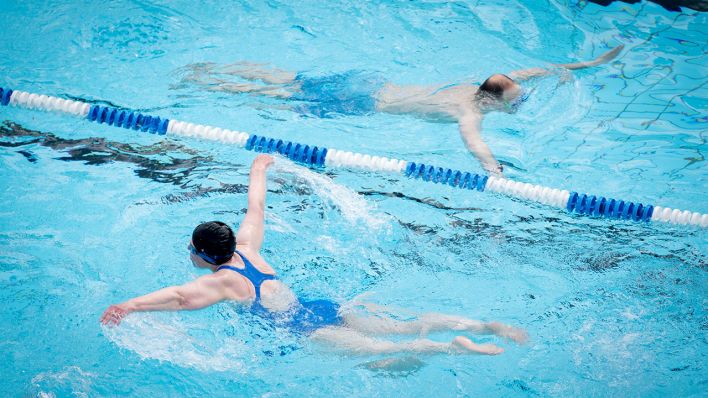 Freizeitsportler schwimmen im Sommerbad Wilmersdorf nach weiteren Lockerungen der Corona-Beschränkungen. (Quelle: dpa/K. Nietfeld)