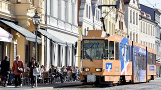 Archivbild: Eine Straßenbahn fährt in Cottbus über den Altmarkt. (Quelle: dpa/B. Settnik)
