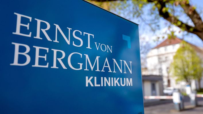 Einer der Eingänge zum Ernst-von-Bergmann Klinikum in Potsdam (Quelle: DPA/Andreas Franke)