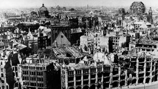 Das Berliner Nikolaiviertel im Frühsommer 1945, sämtliche Häuser sind zerstört, bei Stadtschloss und Dom sind nur noch die Skelette der Kuppeln übrig (Quelle: DPA/Berliner Verlag)