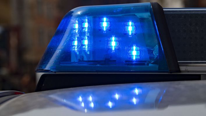 Hell leuchtet das Blaulicht an einem Berliner Polizeiwagen, Archivbild (Quelle: DPA/Paul Zinken)