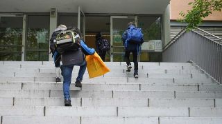 Schulkinder gehen zum Unterricht in die Grundschule am Kollwitzplatz (Bild: dpa/Jörg Carstensen)