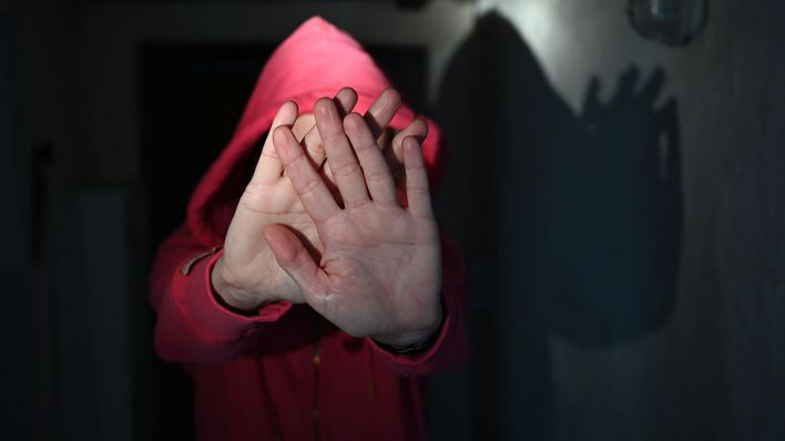 Eine Frau versucht, sich vor der Gewalt eines Mannes zu schützen, Symbolbild (Quelle: Picture Alliance/Frank May)