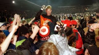 Sven Beuckert wird von den Fans auf Schultern getragen (Quelle: imago images/Contrast)