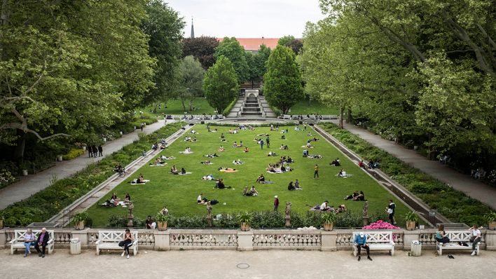 Menschen sitzen am 10.05.2020 in einem Neuköllner Park (Bild: imago images/Bildgehege)