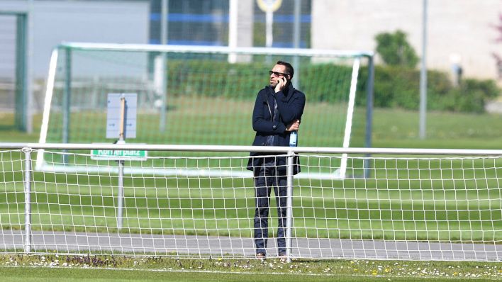 Hertha-Manager Michael Preetz steht am Rande des Trainingslplatz und telefoniert. Bild: imago/Matthias Koch