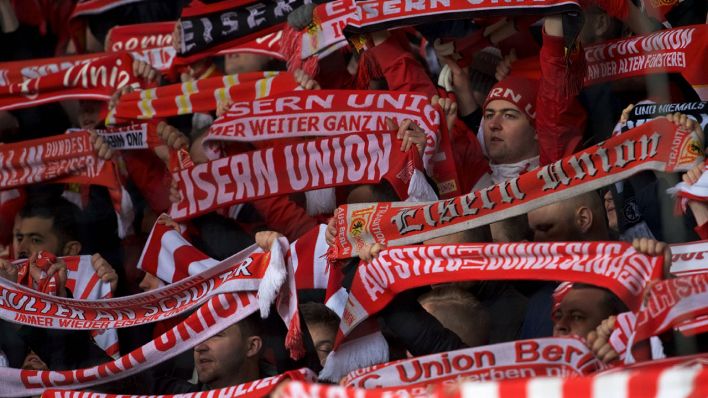 Fans des 1. FC Union Berlin halten Schals hoch (Quelle: imago images/Camera 4)
