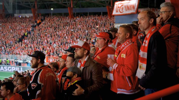 Die Fans von Union Berlin sind angespannt (Quelle: imago images / Camera 4)