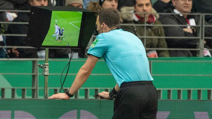 Schiedsrichter Felix Zwayer sieht sich eine Spielszene auf einem Monitor an (Quelle: imago images/Sven Simon)