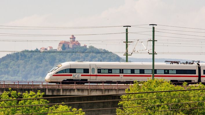ICE-Zug auf der Strecke Berlin-München (Quelle: imago images/Steve Bauerschmidt)