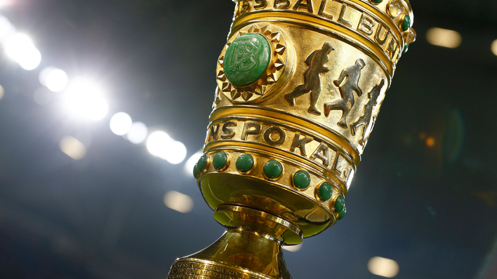 Die DFB-Pokal-Trophäe im Stadionlicht. (Quelle: imago images/AFLOSPORT)