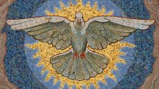 Ausschnitt eines Mosaiks im Portal des Berliner Doms mit Darstellung einer Taube als Symol des Heiligen Geistes (Foto von 2008). (Quelle: imago images/Norbert Neetz)