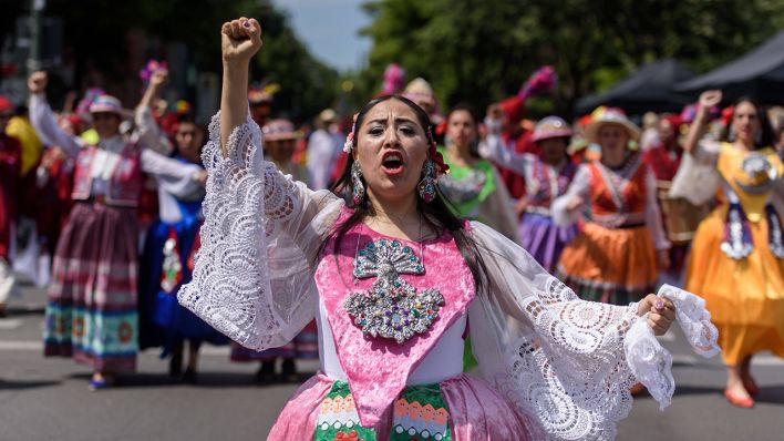 Archiv - Eine Frau tanzt im Kostüm auf dem Karneval der Kulturen 2019 (Bild: imago-images/Christian Spicker)