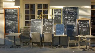 Preistafeln von einen Restaurant in der Pariser Strasse werben am 20.04.2020 während der Corona-Schließung den Außer-Haus-Verkauf an (Bild: imago-images/Stefan Zeitz)