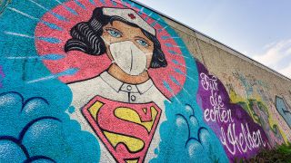 Symbolbild - Ein Graffito zeigt eine Krankenschwester als Superheldin (Bild: imago-images/Friedrich Stark)