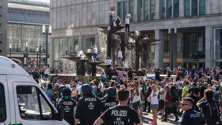 Demonstration gegen Corona-Verordnungen am Berliner Alexanderplatz (Bild: imago-images/Carsten Thesing)