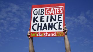 Auf einer Protestdemonstration hält eine Person ein Schild hoch, mit der Aufschrift "Gib Gates keine Chance" (Bild: imago-images/Sascha Steinach)