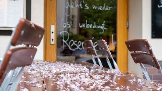 Die Berliner Gastronomen bereiten sich im Mai 2020 auf die Wiedereröffnung ihrer Restaurants vor. (Quelle: imago images/T.Seeliger)