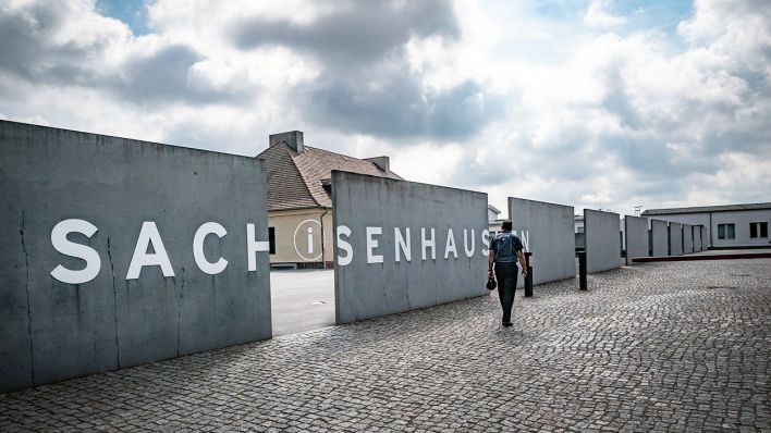 Ein Mann läuft zum Eingang der Gedenkstätte Sachsenhausen. (Quelle: imago-images/Jürgen Ritter)