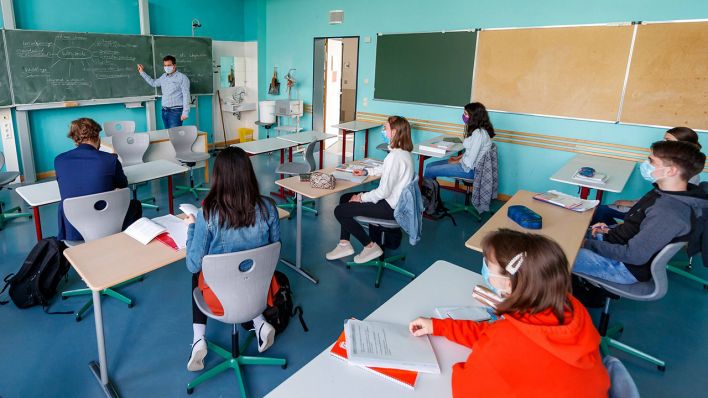 Schulalltag in der Corona Zeit, zum Unterricht sitzen die Schüler verteilt mit einem Sicherheitsabstand im Klassenraum. Quelle: imago images