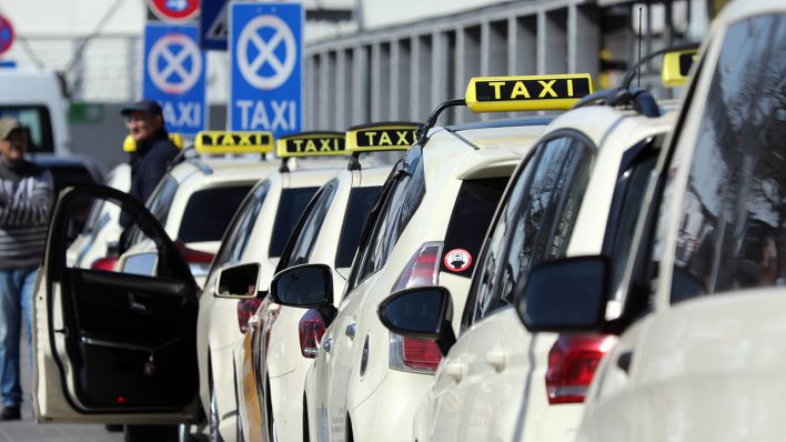 Taxis stehen am Flughafen Tegel (Quelle: imago images/Sorge)