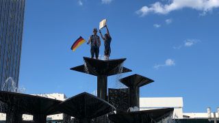Zwei Personen demonstrieren am 09.05.2020 auf dem Berliner Alexanderplatz gegen die Corona-Beschränkungen. (Quelle: rbb/David Donschen)