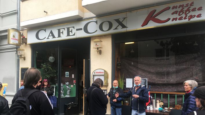 Am 25.05.2020 stehen Menschen vor dem Cafe Cox in Moabit und demonstrieren (Bild: rbb/Henrik Schröder)