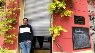 Jamil Yessine, einer der Betreiber der Marabu-Bar in Kreuzberg, steht vor seinem geschlossenen Geschäft (Bild: rbb/Stratmann)