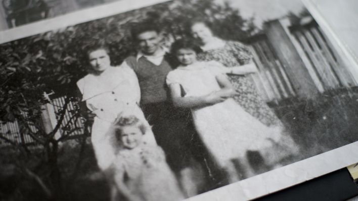 Das letzte Bild auf dem Ruth Winkelmann mit ihren Eltern und ihrer Schwester beisammen steht (Quelle: rbb/Oliver Noffke)
