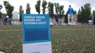 "Zwölf Meter näher am Fußballgott", Slogan der SG Blau-Weiss Friedrichshain. Quelle: rbb