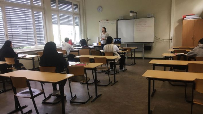 SchülerInnen sitzen in einem Klassenzimmer der Gustav-Freytag-Schule in Berlin Reinickendorf. (Quelle: rbb/A.Corves)