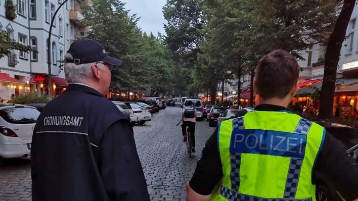 Ordnungsamt und Polizei kontrollieren in der Simon-Dach-Straße (Bild: Polizei Berlin/twitter)
