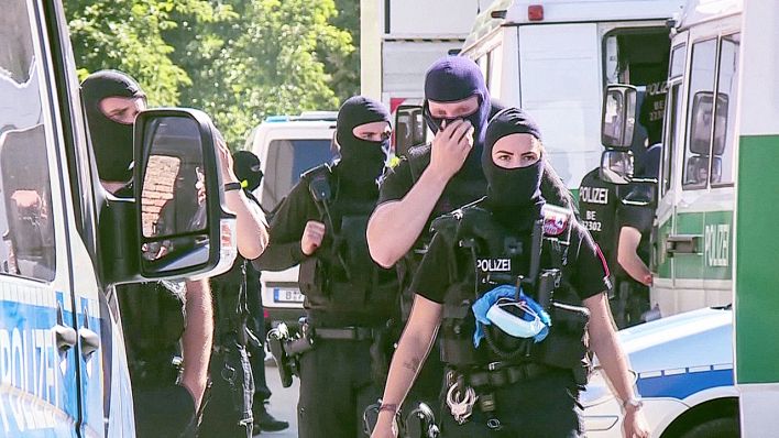 Objekte der Berliner Islamistenszene werden durchsucht. Es geht um den Verdacht des Subventionsbetrugs mit Corona-Hilfen (Quelle: TNN)