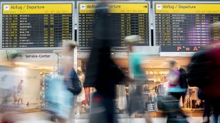 Passagiere laufen am 20.06.2020 am Flughafen Berlin-Tegel (TXL) vor der Anzeigetafel der Abflüge. (Bild: dpa/Christoph Soeder)