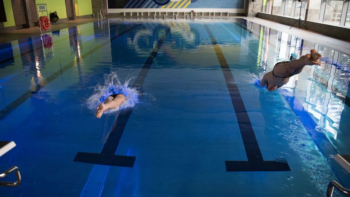Symbolbild: wei Schwimmer springen am 06.01.2020 in das Becken der sanierten Schwimmhalle Buch. (Quelle: dpa/Jörg Carstensen)