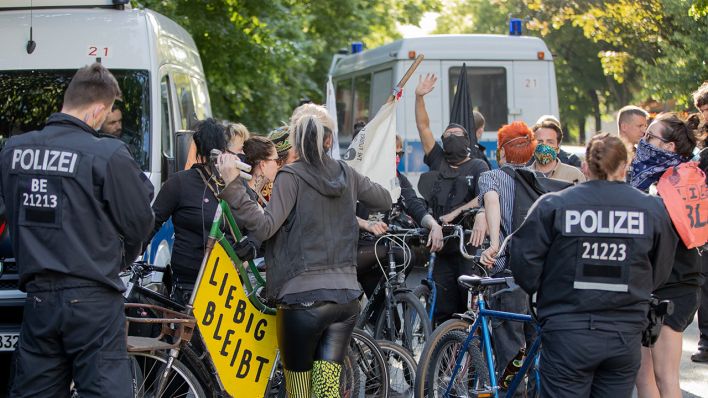 "Liebig bleibt" steht bei einer Demonstration anlässlich der drohenden Räumung des Hausprojekts "Liebig 34" in Berlin-Friedrichshain auf einem Fahrrad