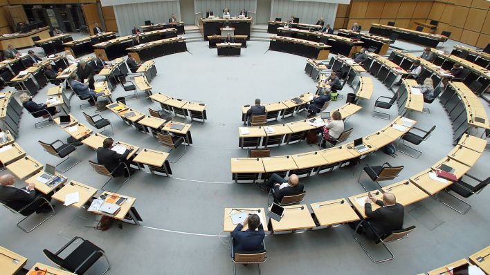04.06.2020, Berlin: Abgeordnete verfolgen während der Plenarsitzung des Berliner Abgeordnetenhauses die Debatten und Redebeiträge. (Quelle: dpa/Wolfgang Kumm)