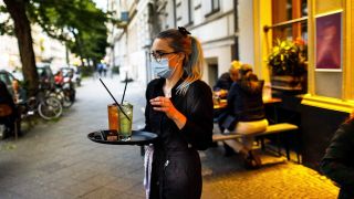 05.06.2020, Berlin: Stephanie Llynch trägt Cocktails zu einem Tisch vor der Cocktailbar «Limonadier» im Stadtteil Kreuzberg. (Quelle: dpa/Carsten Koall)