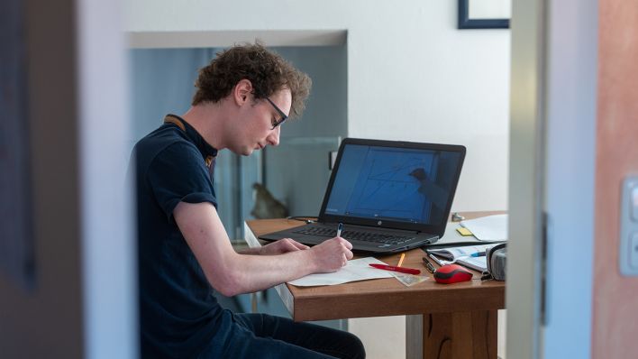 Ein Student arbeitet zu Hause an einem Laptop (Bild: dpa/Armin Weigel)