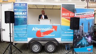 Symbolbild: Andreas Kalbitz, ehemaliger Vorsitzender der AfD-Fraktion im Landtag von Brandenburg, spricht auf einer Kundgebung seiner Partei auf dem Marktplatz. (Quelle: dpa/S. Kahnert)