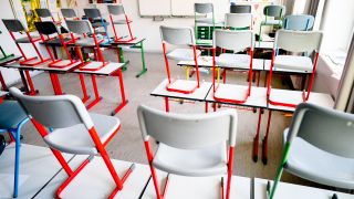 Berlin: Stühle stehen in einer Schule im Berliner Stadtteil Friedenau auf den Tischen. (Quelle: dpa/Nietfeld)